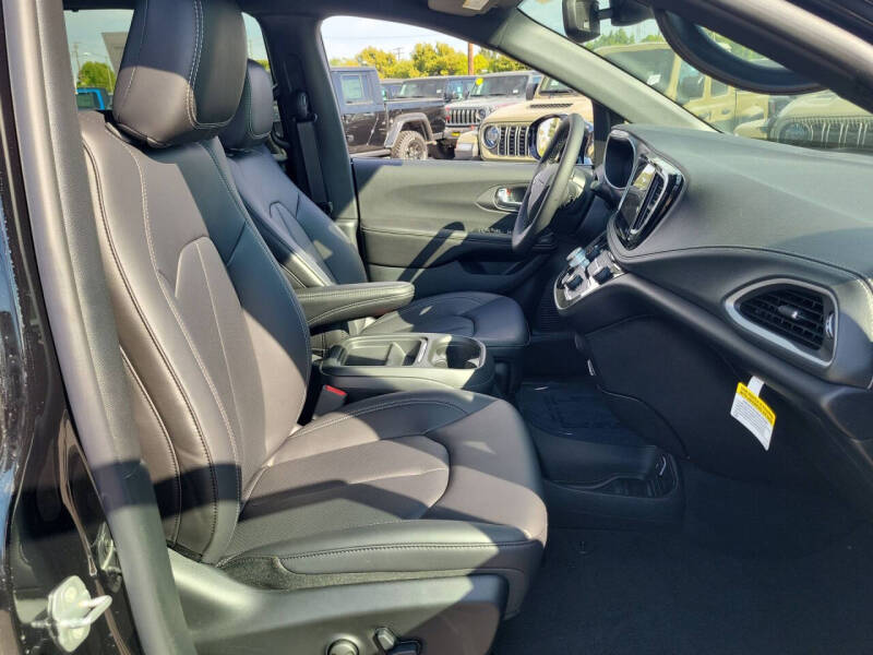 2027 Chrysler Pacifica Select