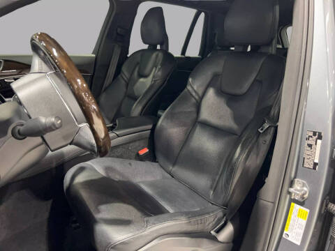 2016 Volvo XC90 T6 Momentum