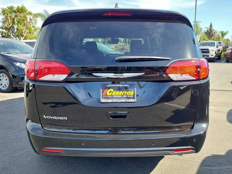 2025 Chrysler Voyager LX