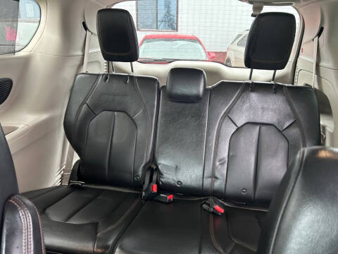 2017 Chrysler Pacifica Touring-L Plus