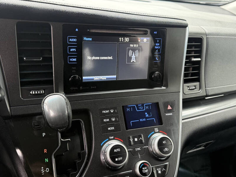 2017 Toyota Sienna SE 8-Passenger