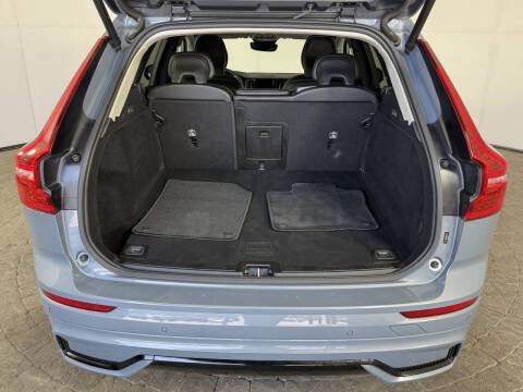 2024 Volvo XC60 B5 Core Dark Theme