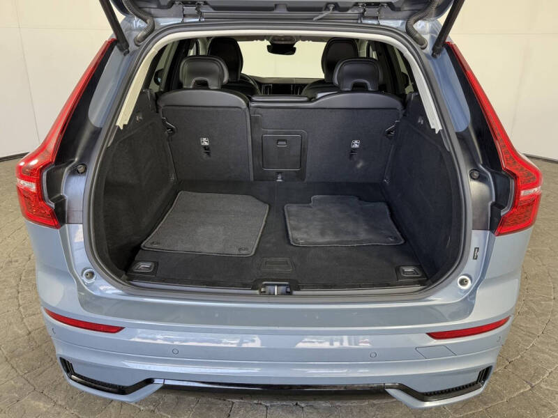 2024 Volvo XC60 B5 Core Dark Theme