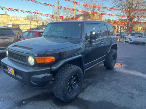2007 Toyota FJ Cruiser for sale at RON'S AUTO SALES INC in Cicero IL