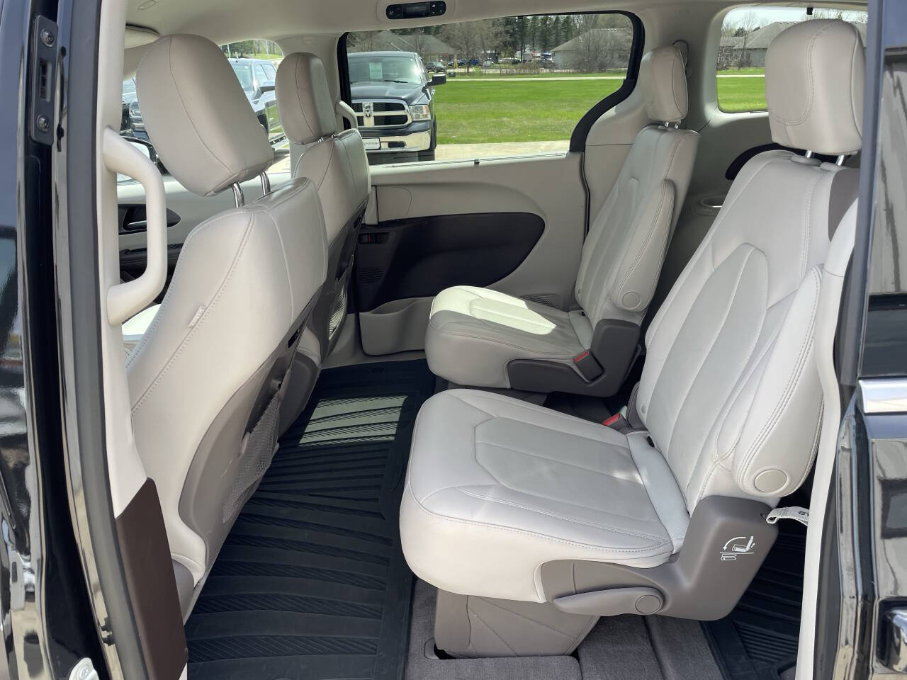 2021 Chrysler Pacifica Touring L photo 6