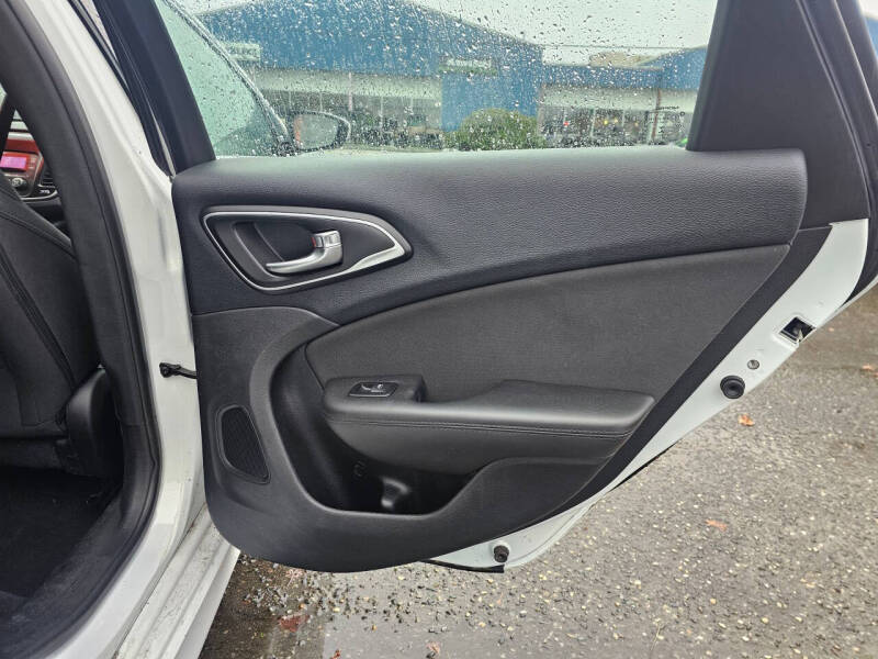 2016 Chrysler 200 LX