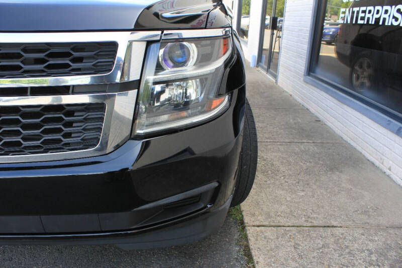 2016 Chevrolet Suburban LT photo 3