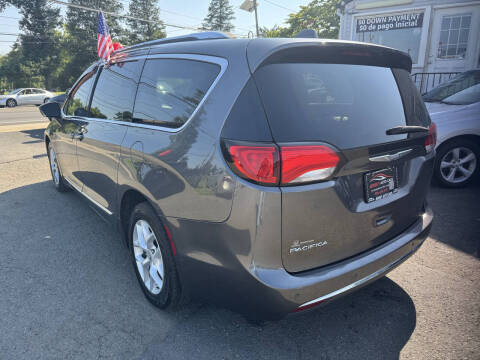 2017 Chrysler Pacifica Touring-L Plus