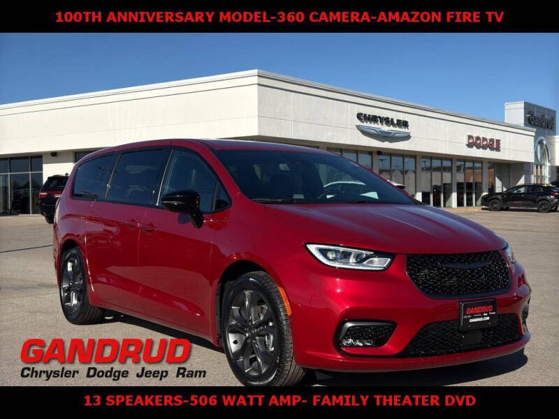 2026 Chrysler Pacifica Select's photo