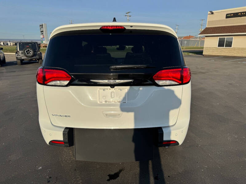 2025 Chrysler Voyager LX