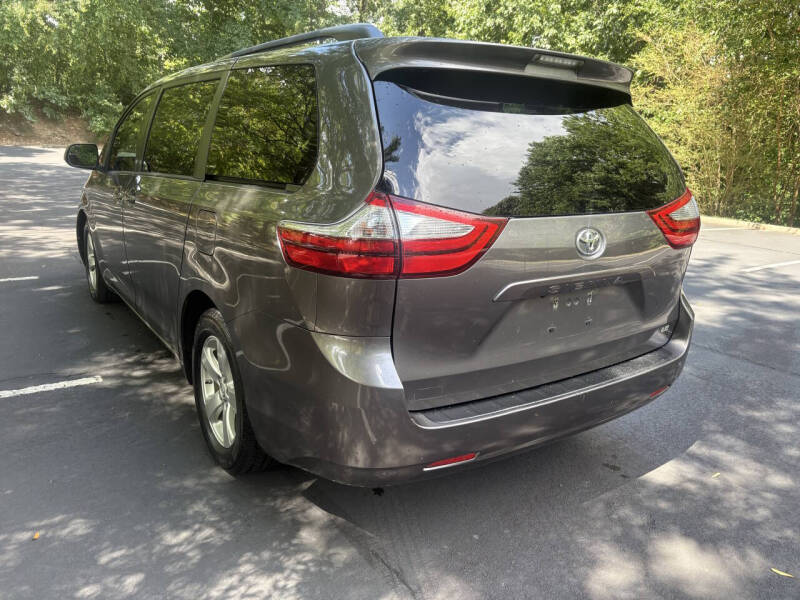 2017 Toyota Sienna LE 7-Passenger Auto Access Seat