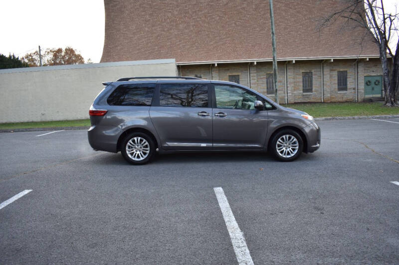 2015 Toyota Sienna XLE photo 7