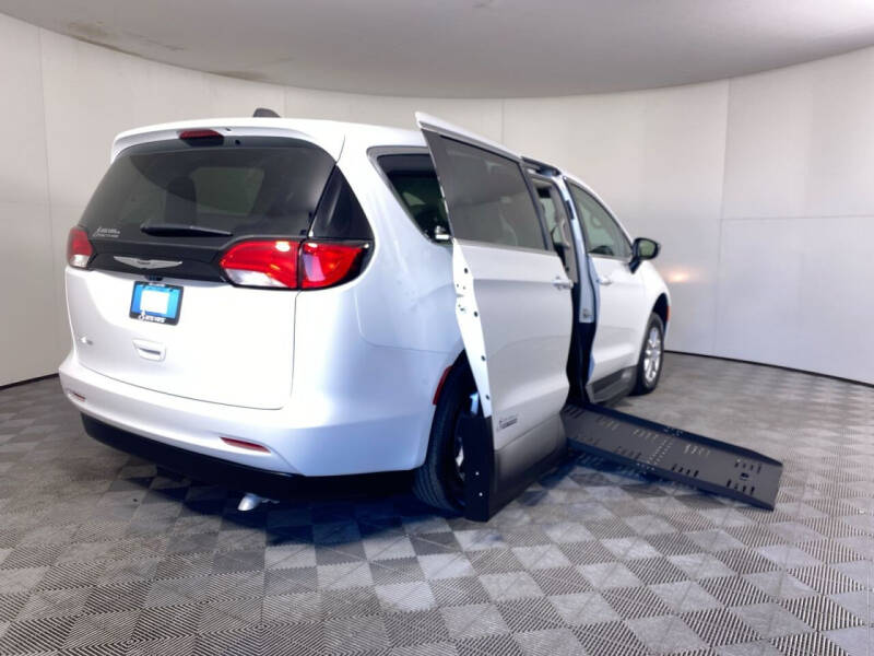 2024 Chrysler Voyager LX