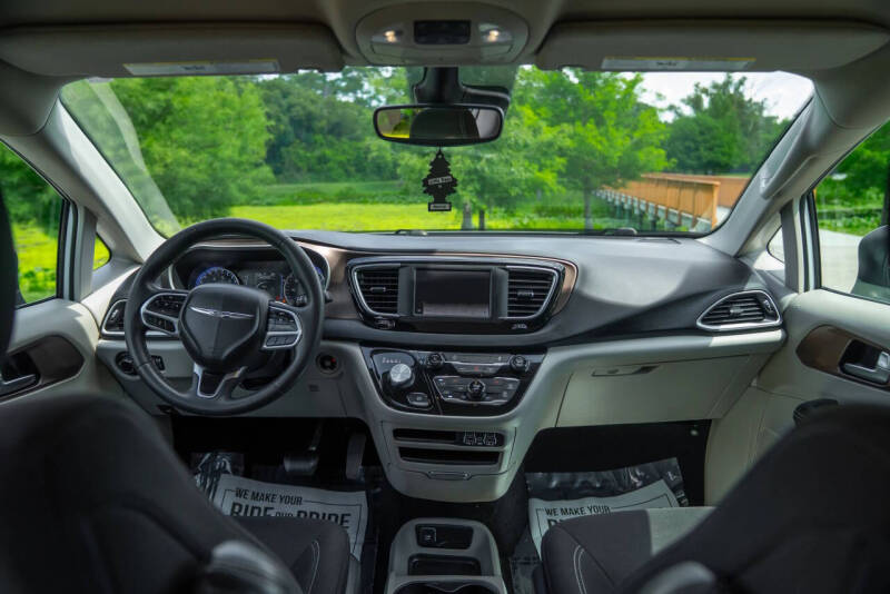 2023 Chrysler Voyager LX