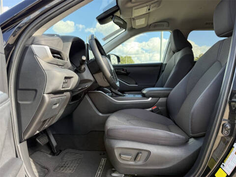 2024 Toyota Highlander LE