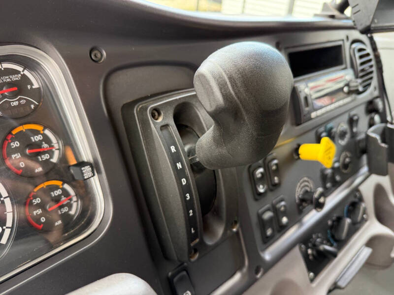 2022 Freightliner M2 106