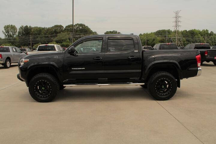 2017 Toyota Tacoma SR5's photo