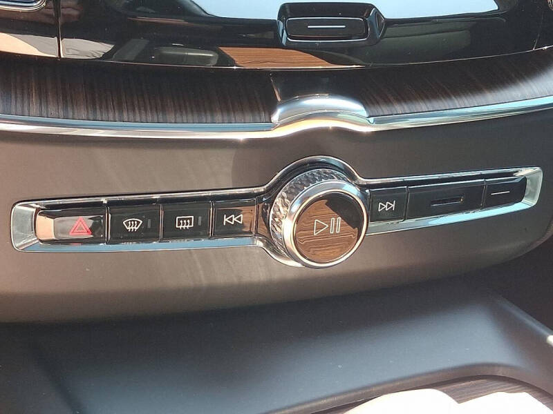 2023 Volvo XC60 B5 Plus Dark Theme