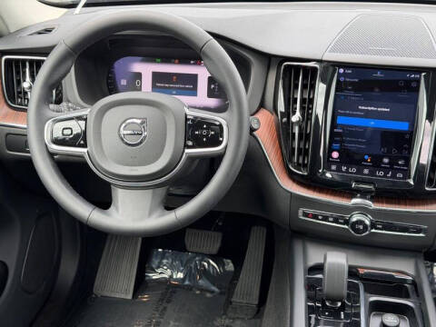 2023 Volvo XC60 B5 Plus Dark Theme