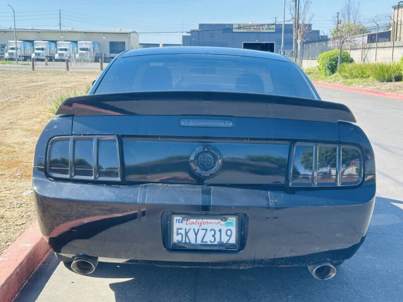 2005 Ford Mustang V6 Deluxe