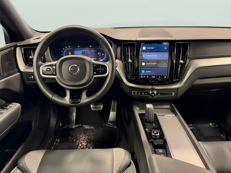 2022 Volvo XC60 B6 R-Design