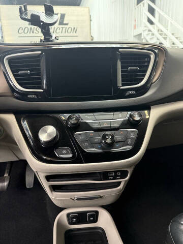 2017 Chrysler Pacifica Touring-L