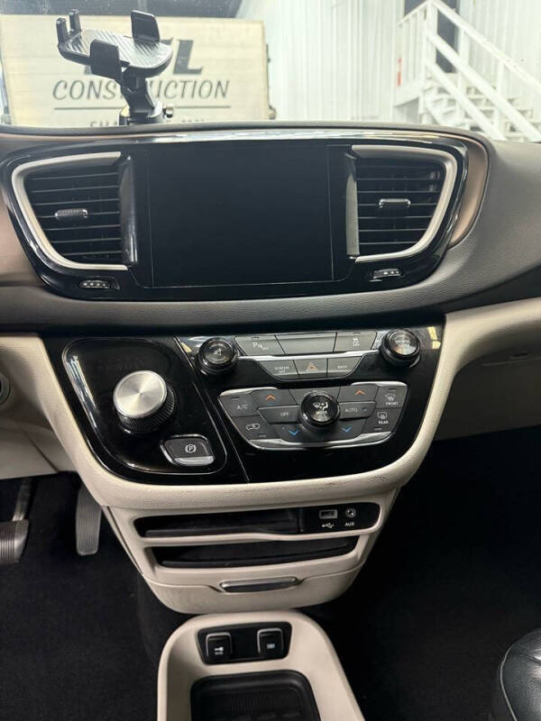 2017 Chrysler Pacifica Touring-L