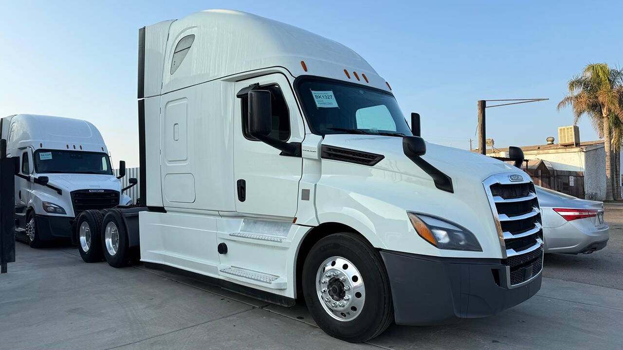 2020 Freightliner Cascadia for sale at KING TRUCK TRAILER SALES in Bakersfield, CA