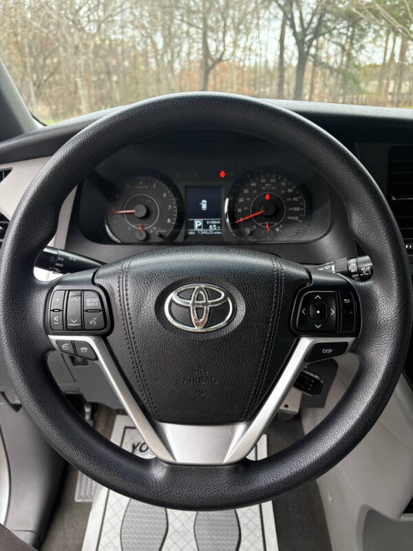 2017 Toyota Sienna LE 7-Passenger Auto Access Seat