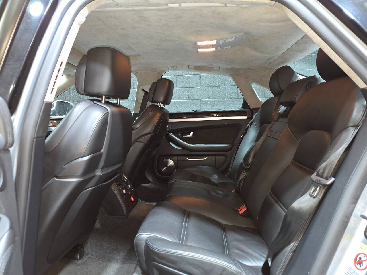 2008 Audi S8 44