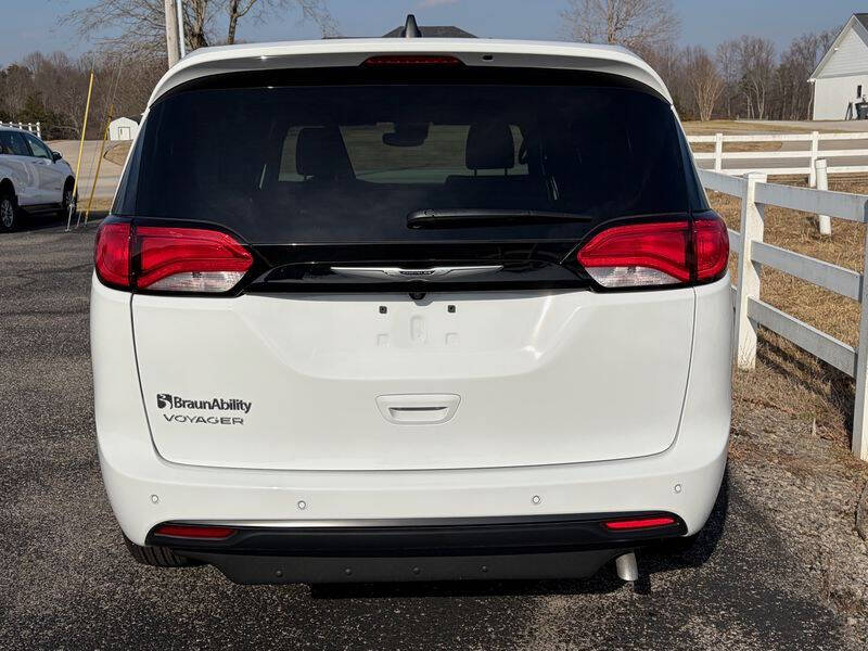 2025 Chrysler Voyager LX