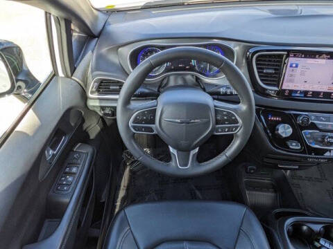 2025 Chrysler Voyager LX