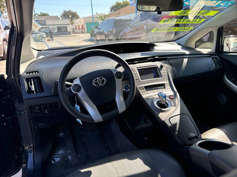 2015 Toyota Prius Four photo 17