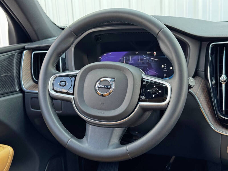 2023 Volvo XC60 B5 Ultimate Bright Theme