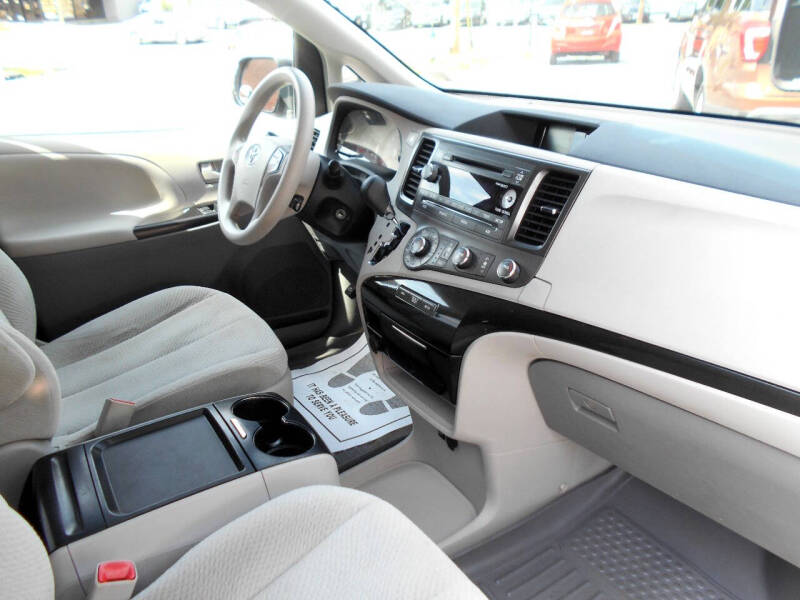 2011 Toyota Sienna LE 8-Passenger