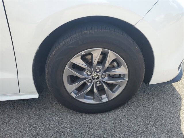 2022 Toyota Sienna LE 8-Passenger