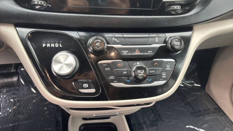 2017 Chrysler Pacifica Touring-L