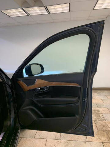 2022 Volvo XC90 T6 Momentum 7-Passenger