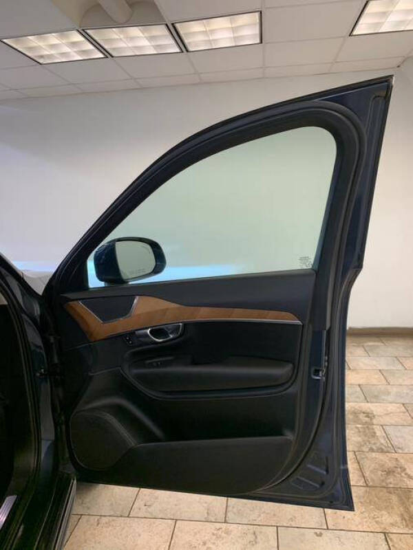 2022 Volvo XC90 T6 Momentum 7-Passenger