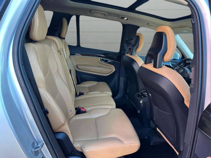 2016 Volvo XC90 T6 Momentum