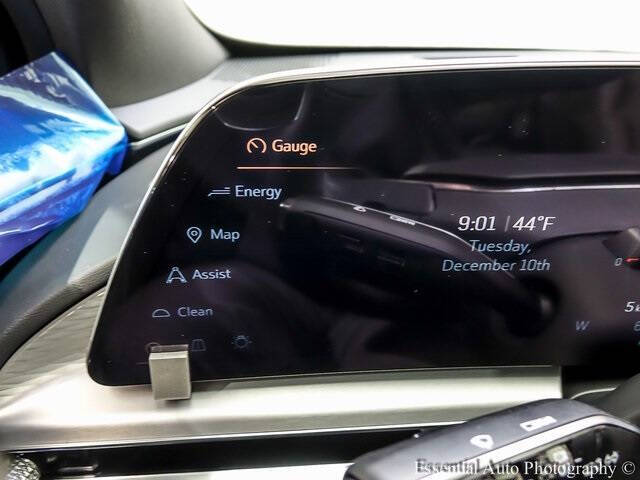 2025 Cadillac LYRIQ Luxury 2