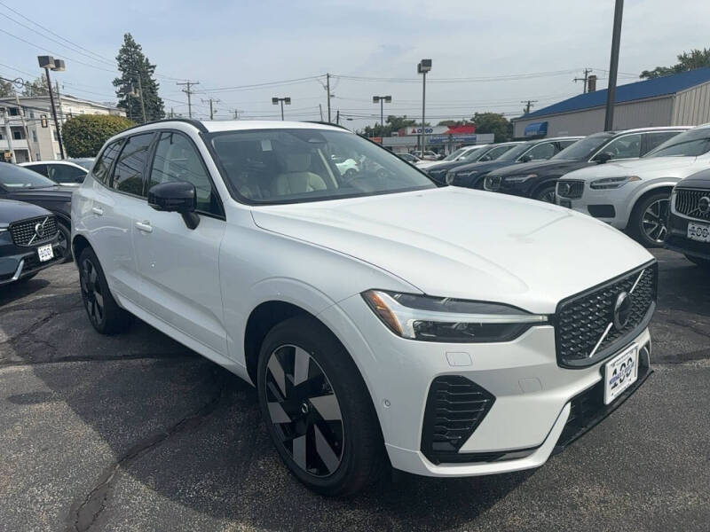 2025 Volvo XC60 T8 Plus Dark Theme