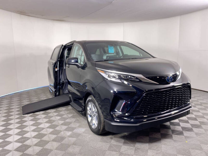 2023 Toyota Sienna XSE's photo