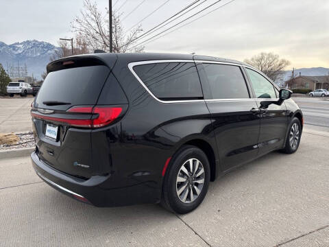 2024 Chrysler Pacifica Plug-In Hybrid Select