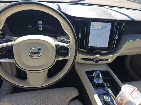 2024 Volvo XC60 B5 Ultimate Dark Theme