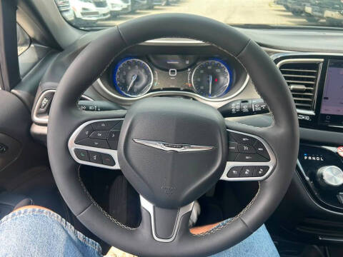 2025 Chrysler Pacifica Select