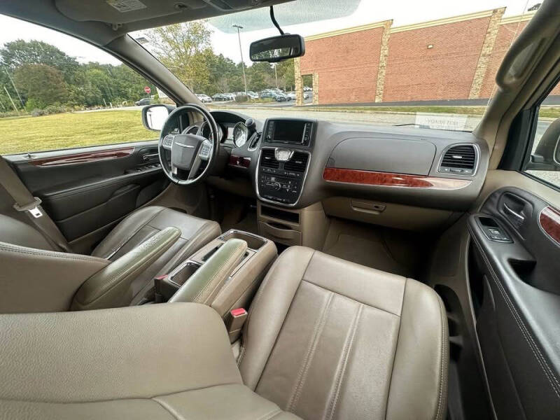 2013 Chrysler Town and Country Touring