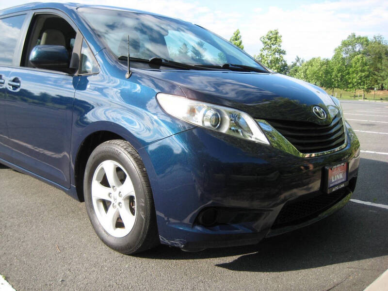 2011 Toyota Sienna LE 7-Passenger Auto Access Seat