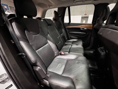 2021 Volvo XC90 T6 Momentum 7-Passenger
