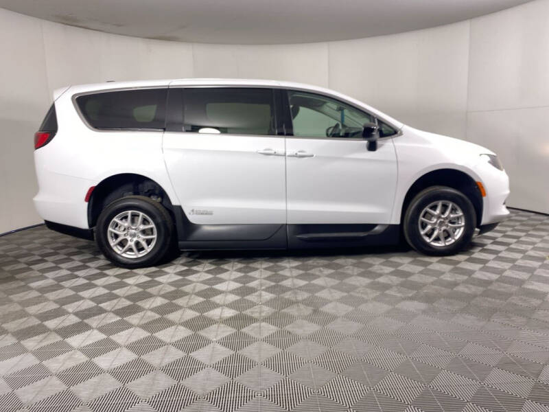 2024 Chrysler Voyager LX